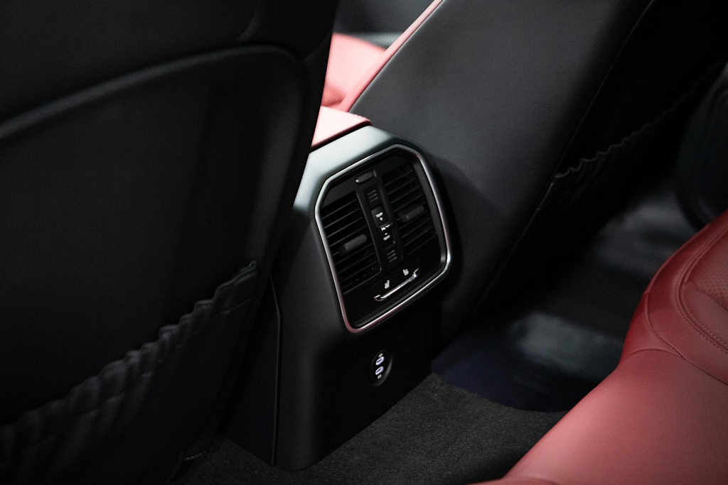 Thumbnail: 2026 Porsche Macan - 28