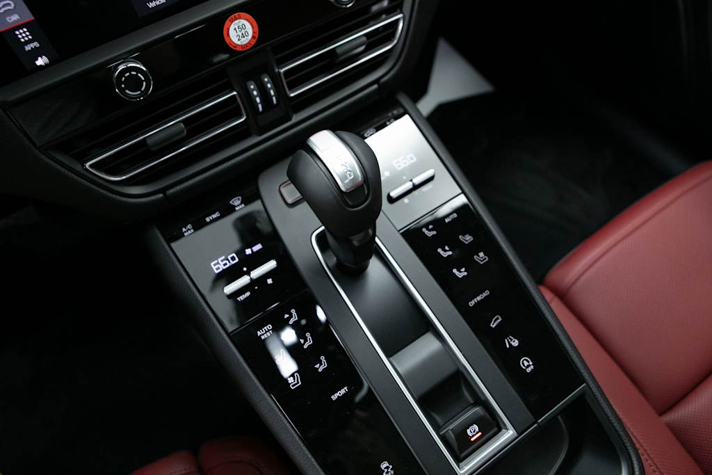 Thumbnail: 2026 Porsche Macan - 11