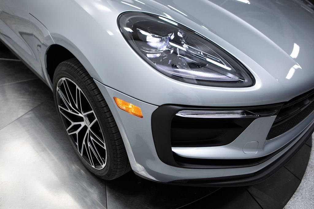 Thumbnail: 2026 Porsche Macan - 4