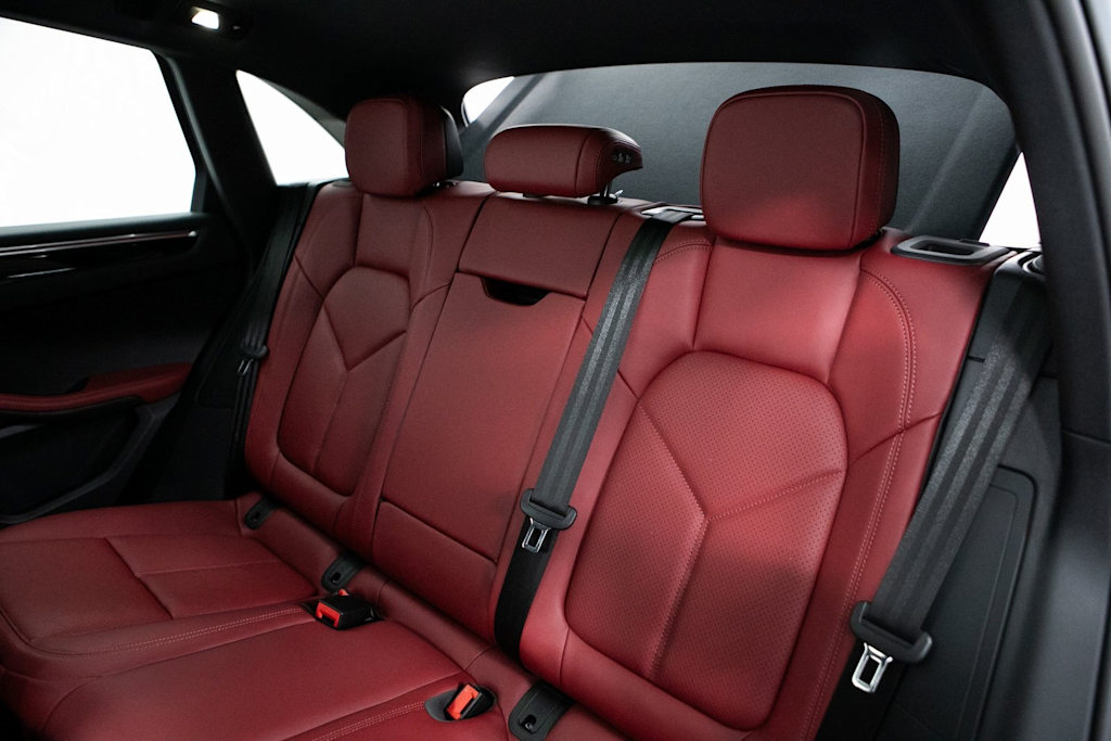 Thumbnail: 2026 Porsche Macan - 30