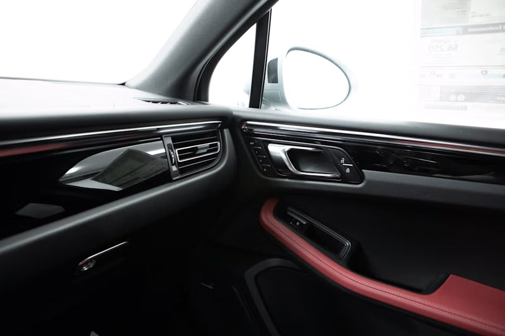 Thumbnail: 2026 Porsche Macan - 33