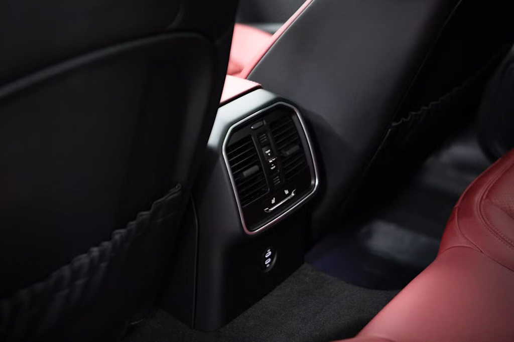 Thumbnail: 2026 Porsche Macan - 35
