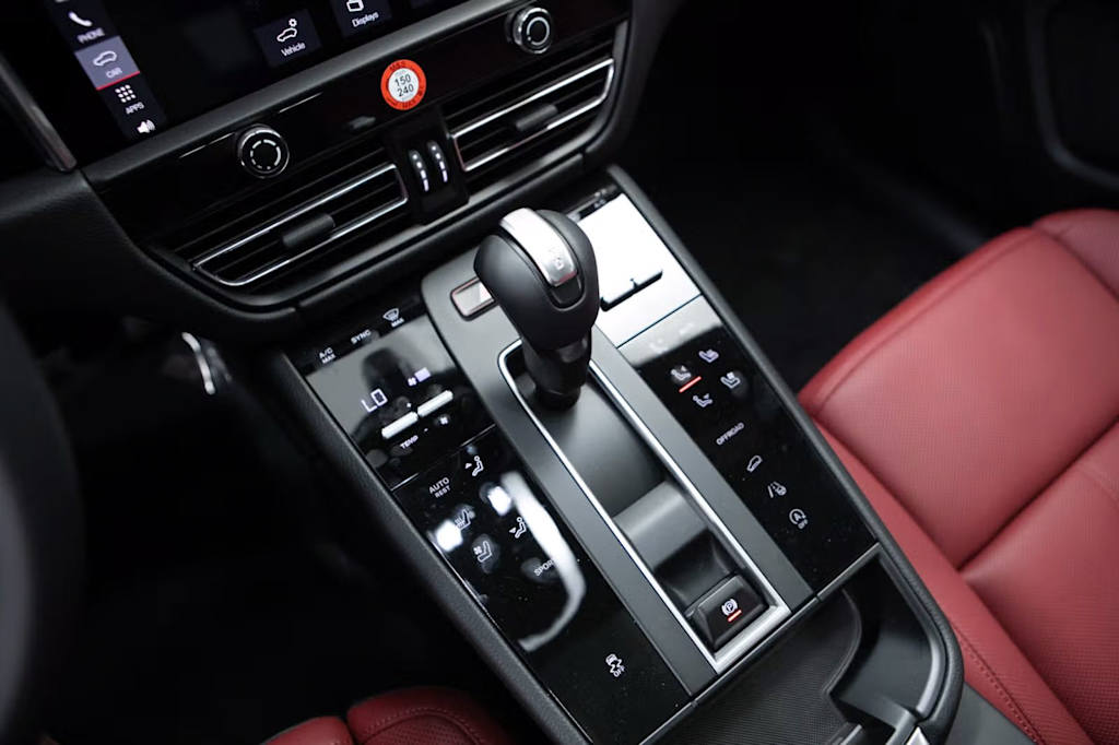Thumbnail: 2026 Porsche Macan - 30