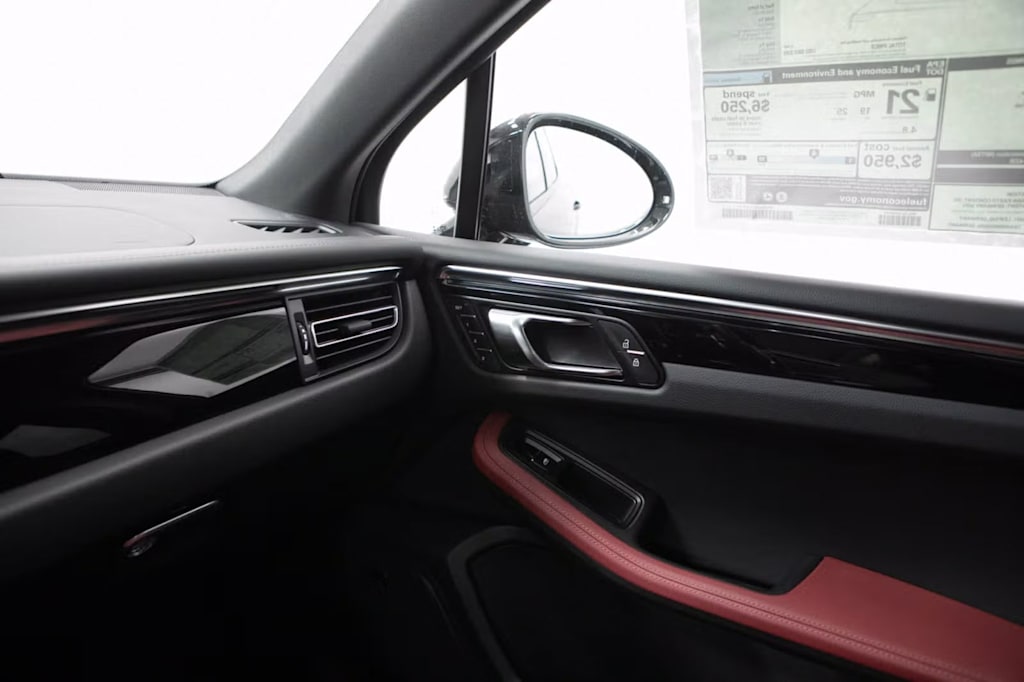 Thumbnail: 2026 Porsche Macan - 32