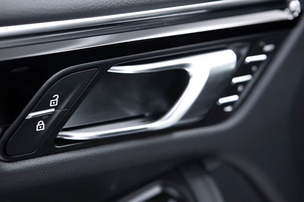 Thumbnail: 2026 Porsche Macan - 29