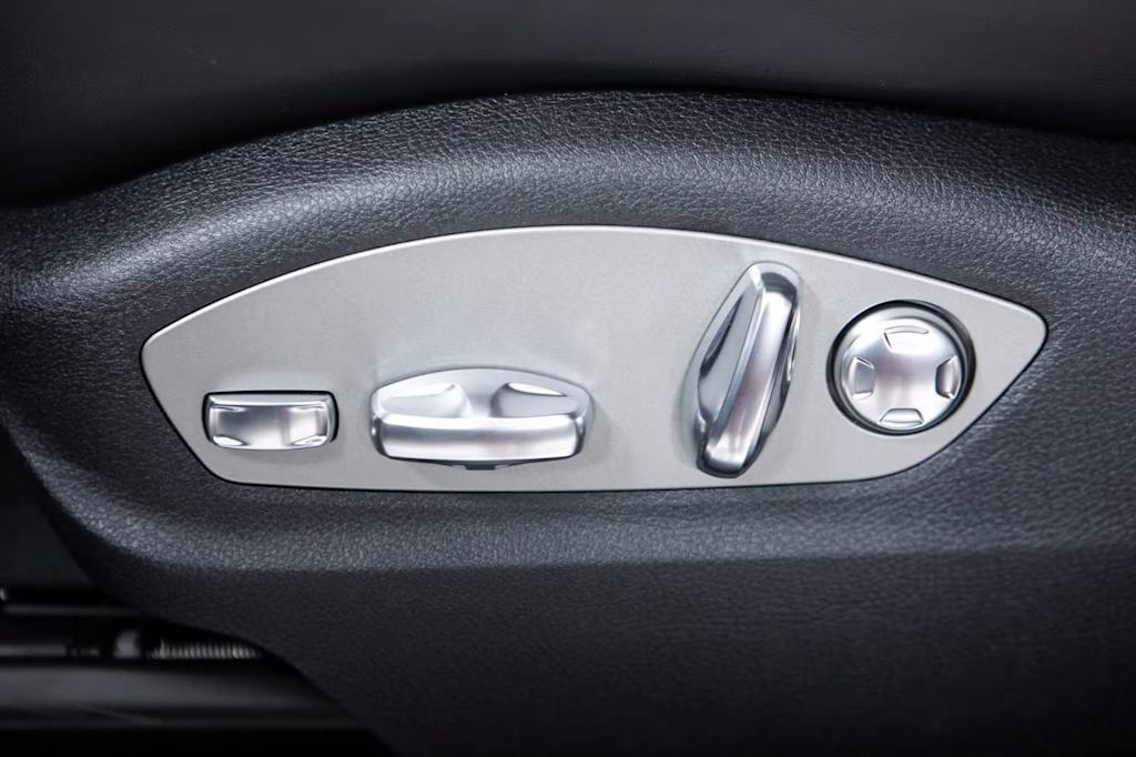Thumbnail: 2026 Porsche Macan - 27