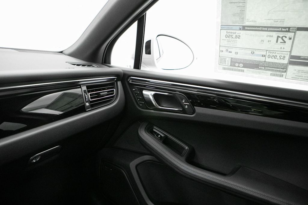 Thumbnail: 2026 Porsche Macan - 33