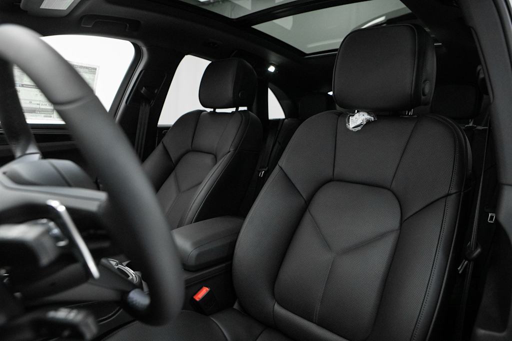 Thumbnail: 2026 Porsche Macan - 8