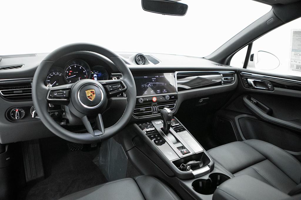 Thumbnail: 2026 Porsche Macan - 7