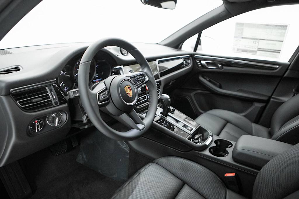 Thumbnail: 2026 Porsche Macan - 2