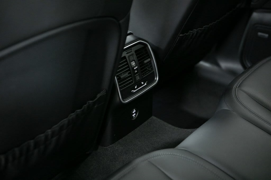 Thumbnail: 2022 Porsche Macan - 29