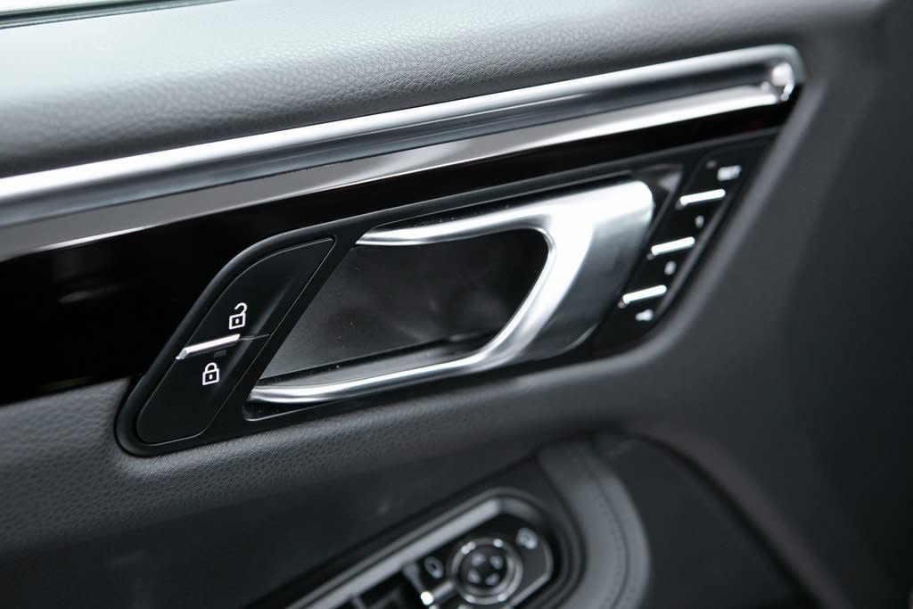 Thumbnail: 2022 Porsche Macan - 22