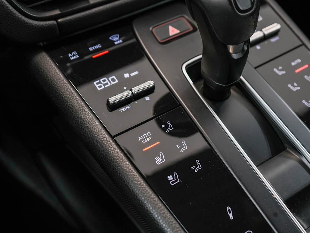 Thumbnail: 2023 Porsche Macan - 32