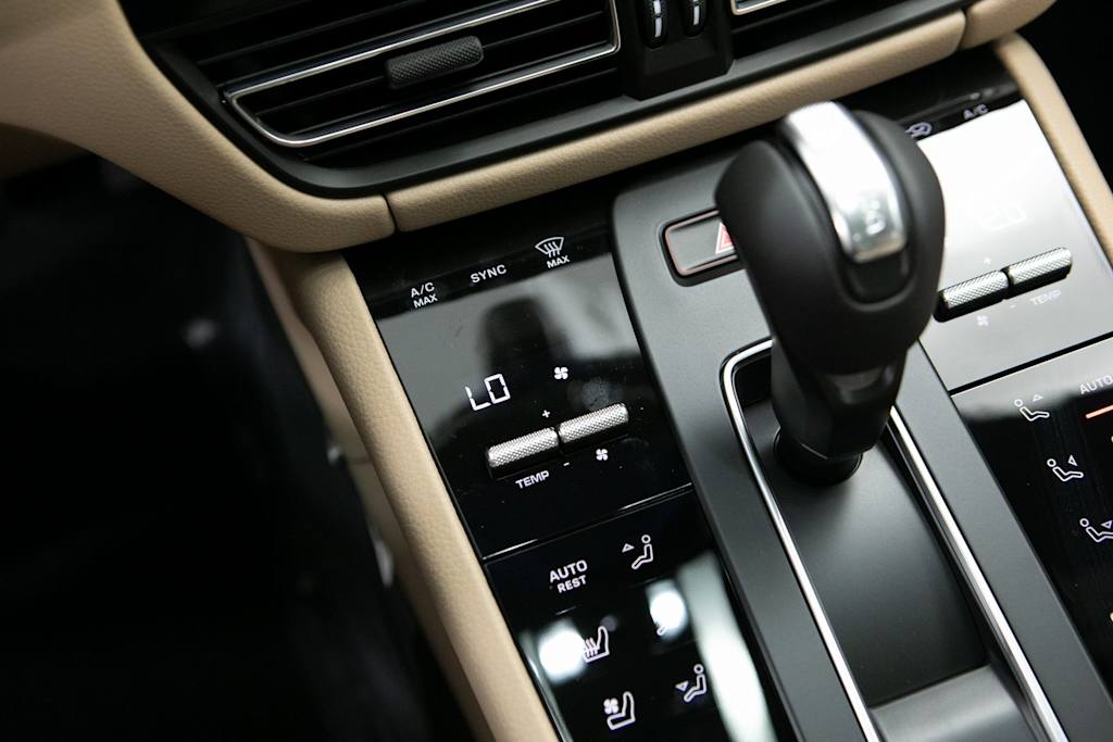 Thumbnail: 2026 Porsche Macan - 21