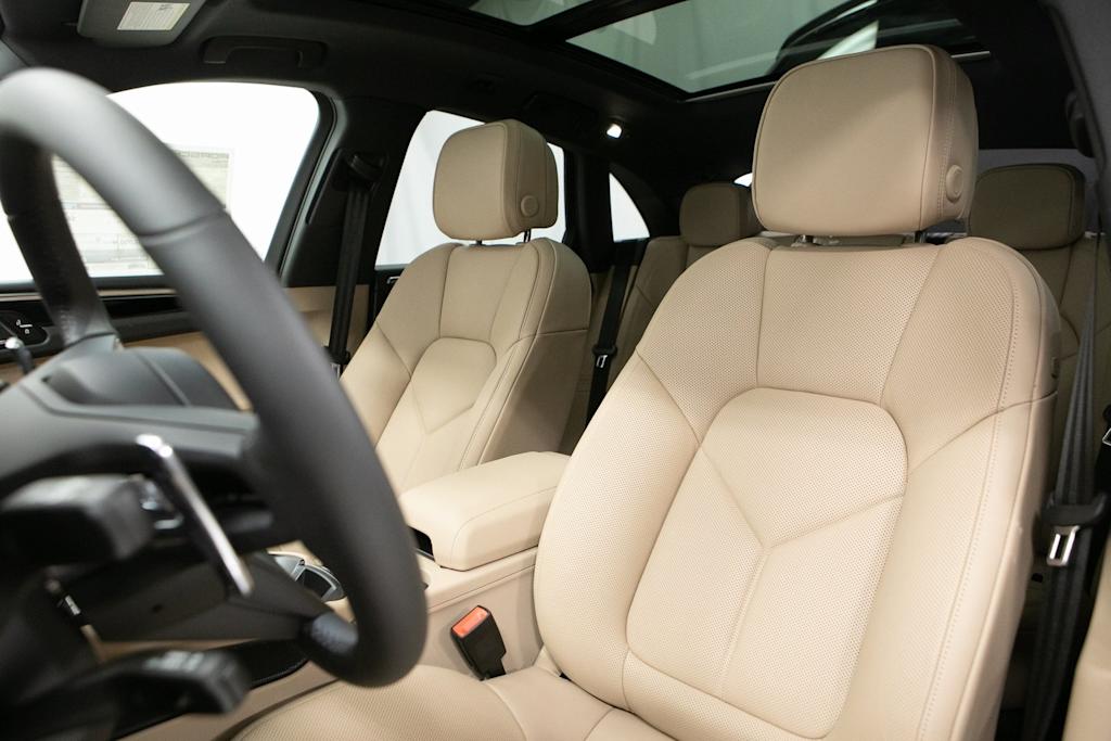 Thumbnail: 2026 Porsche Macan - 8