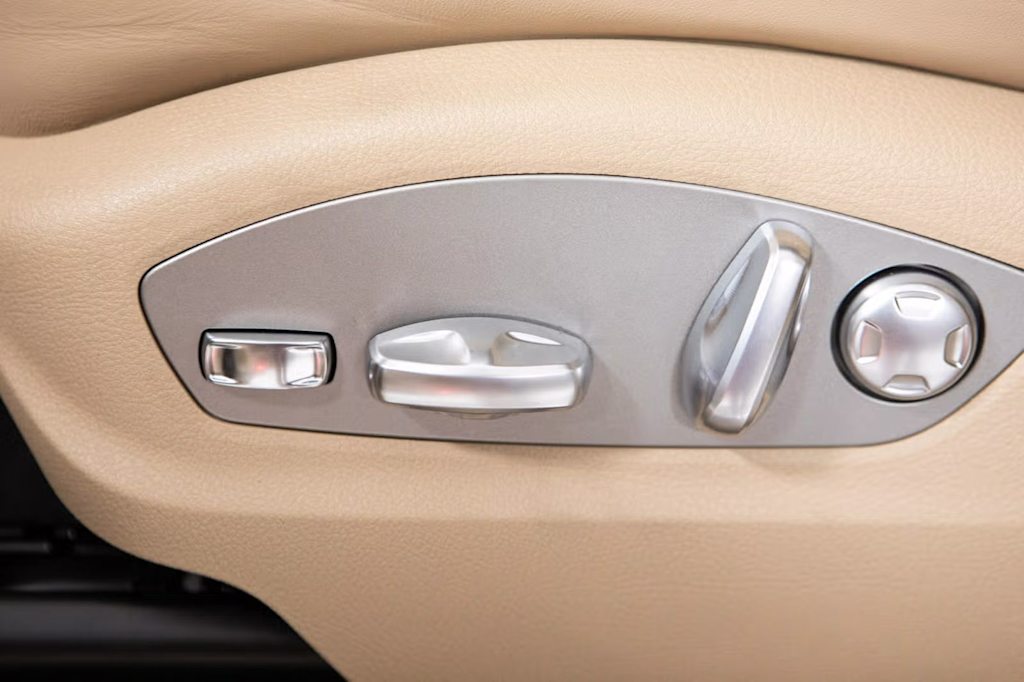 Thumbnail: 2026 Porsche Macan - 24