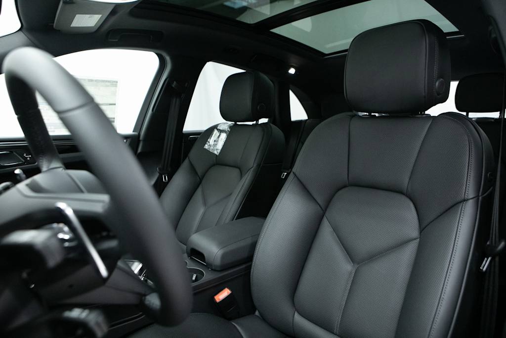 Thumbnail: 2026 Porsche Macan - 7