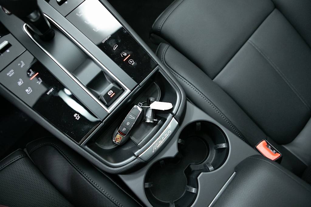 Thumbnail: 2026 Porsche Macan - 23