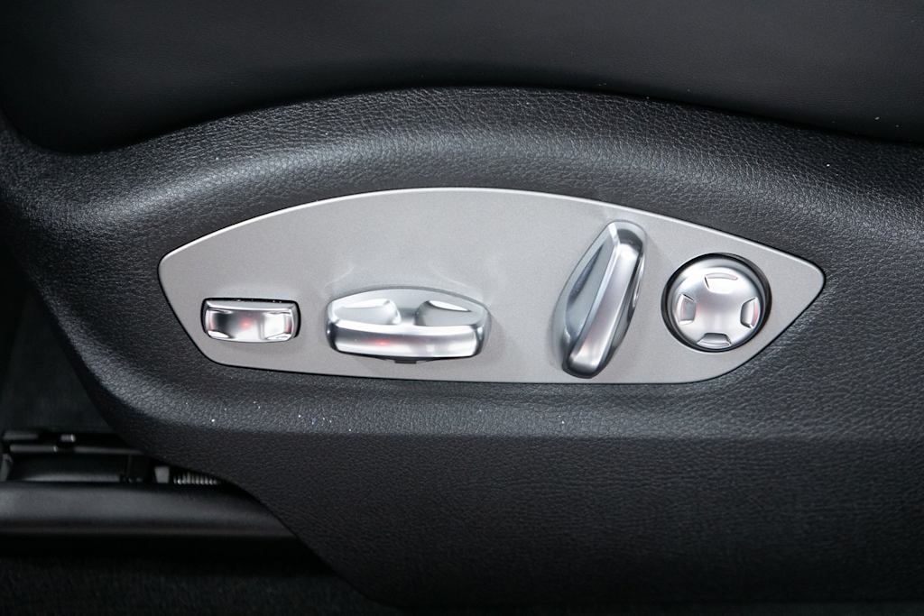 Thumbnail: 2026 Porsche Macan - 18