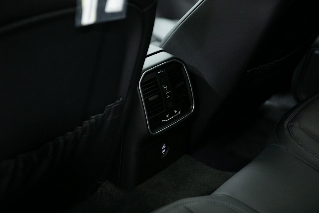 Thumbnail: 2026 Porsche Macan - 27