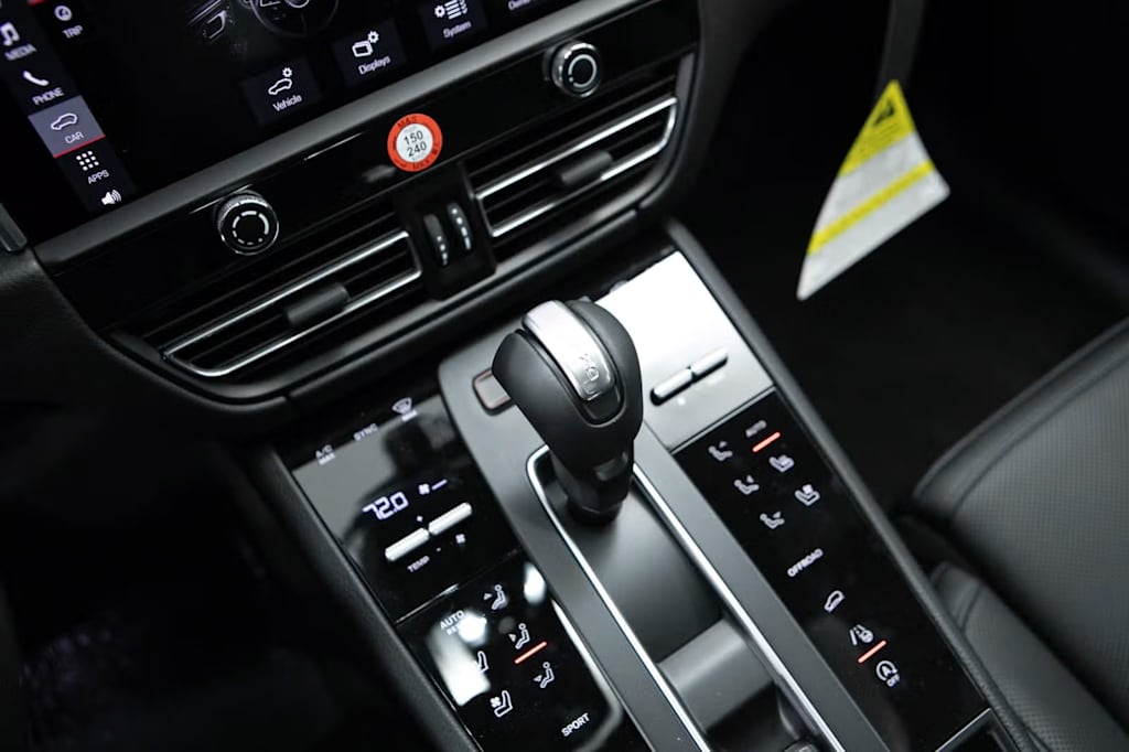 Thumbnail: 2026 Porsche Macan - 12