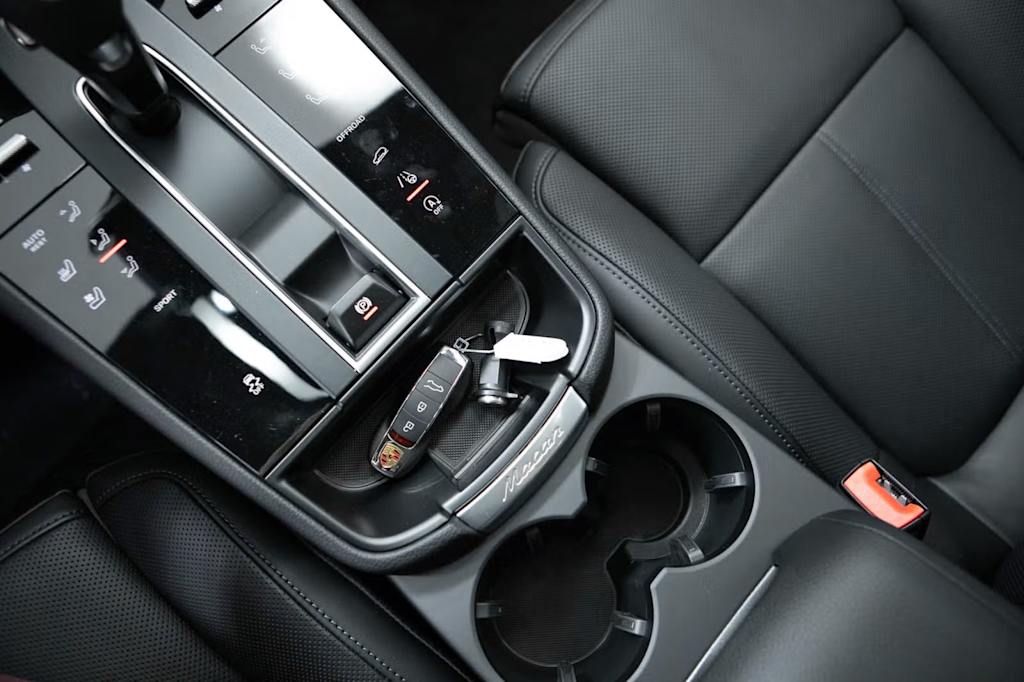 Thumbnail: 2026 Porsche Macan - 35