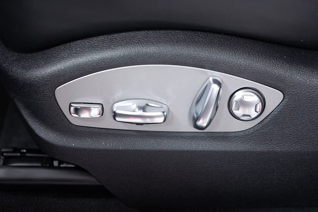 Thumbnail: 2026 Porsche Macan - 31