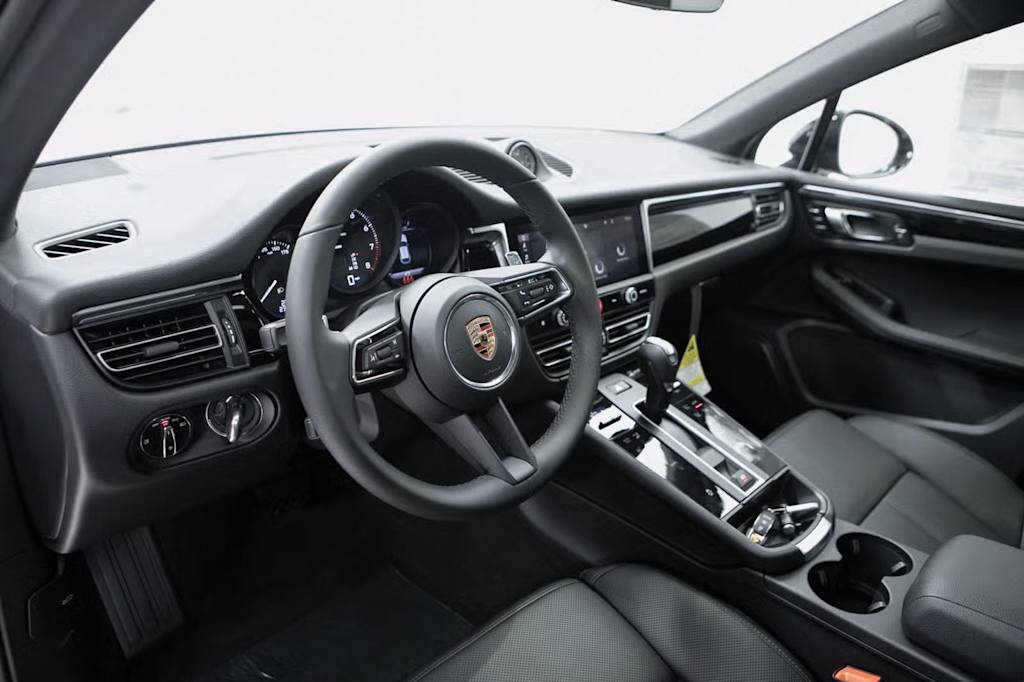 Thumbnail: 2026 Porsche Macan - 2