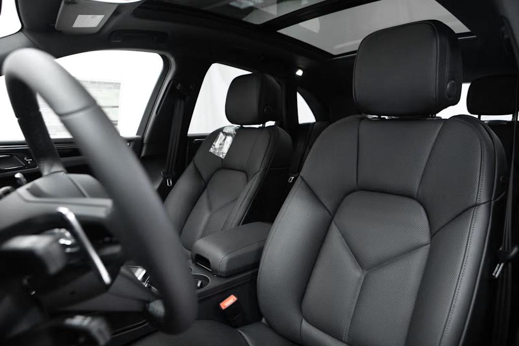 Thumbnail: 2026 Porsche Macan - 8