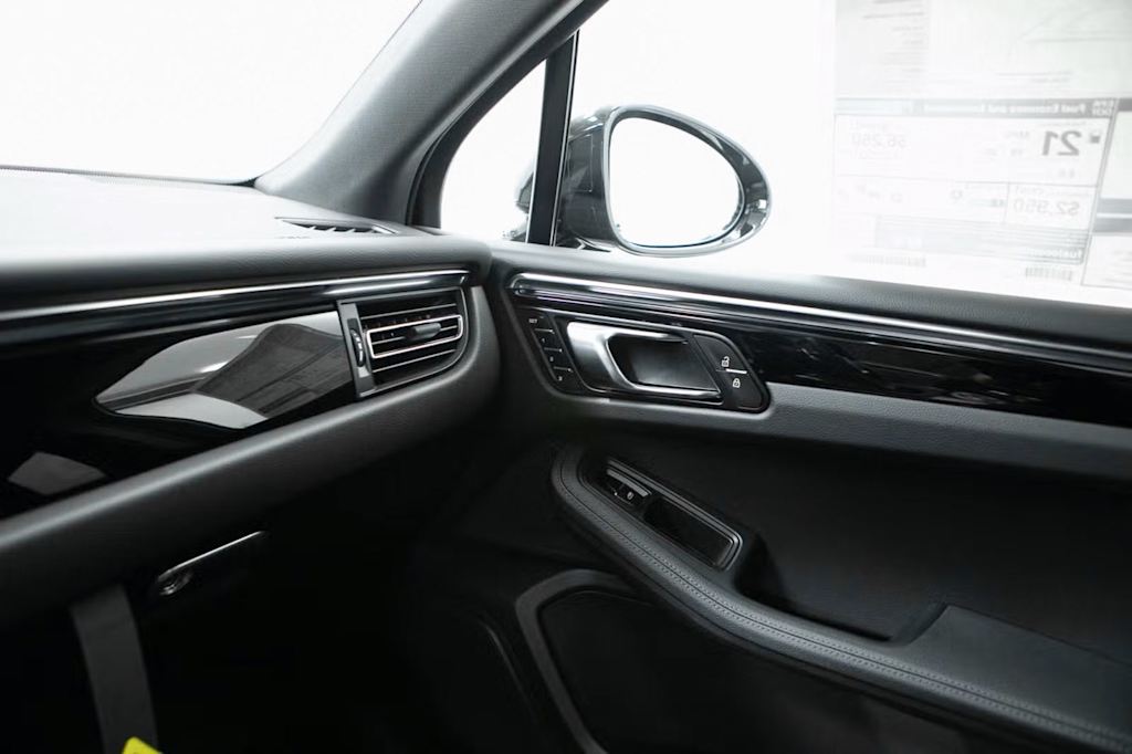 Thumbnail: 2026 Porsche Macan - 28