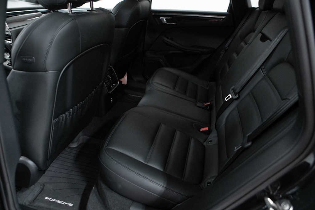 Thumbnail: 2026 Porsche Macan - 12
