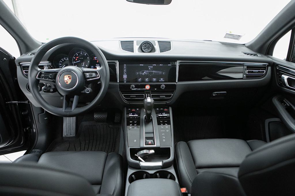 Thumbnail: 2026 Porsche Macan - 9