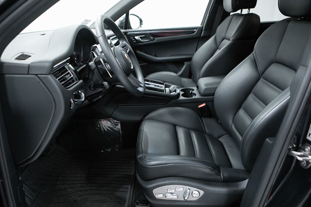 Thumbnail: 2026 Porsche Macan - 11