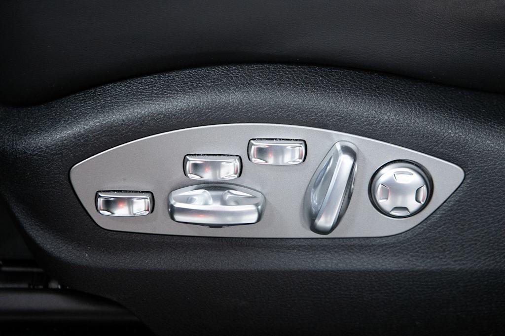 Thumbnail: 2026 Porsche Macan - 25