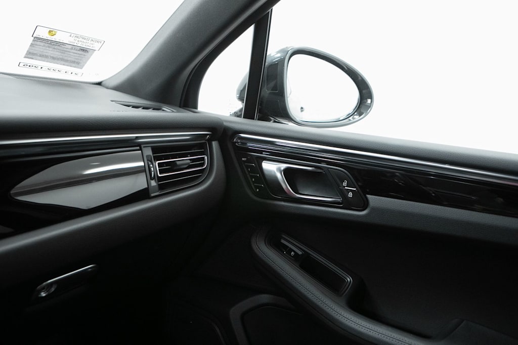 Thumbnail: 2026 Porsche Macan - 32