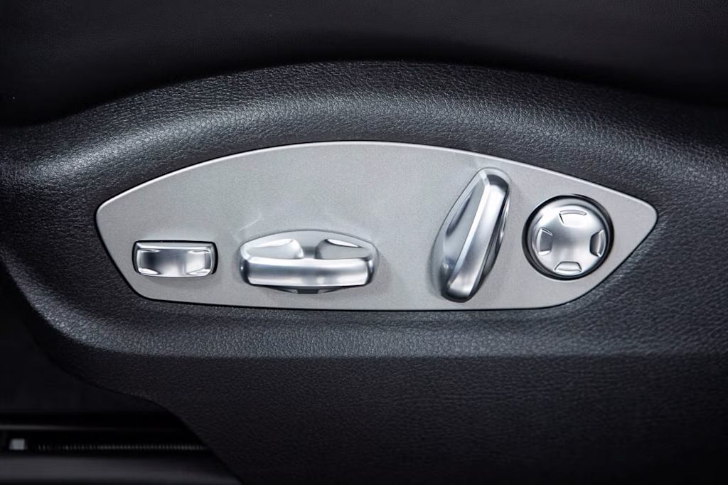 Thumbnail: 2026 Porsche Macan - 27