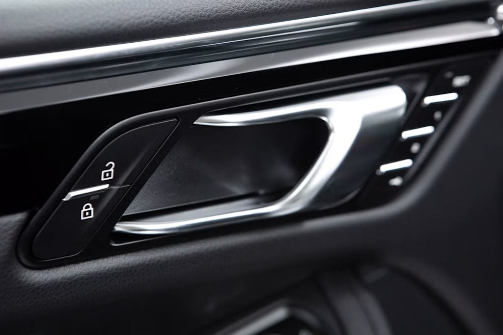 Thumbnail: 2026 Porsche Macan - 28