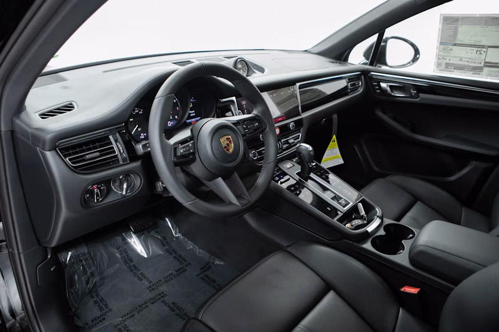 Thumbnail: 2026 Porsche Macan - 2