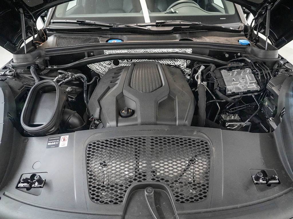 Thumbnail: 2026 Porsche Macan - 7