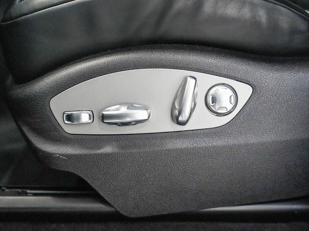 Thumbnail: 2026 Porsche Macan - 25