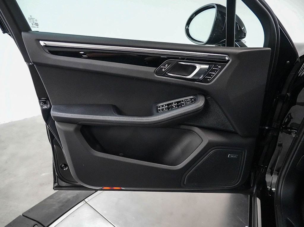 Thumbnail: 2026 Porsche Macan - 24