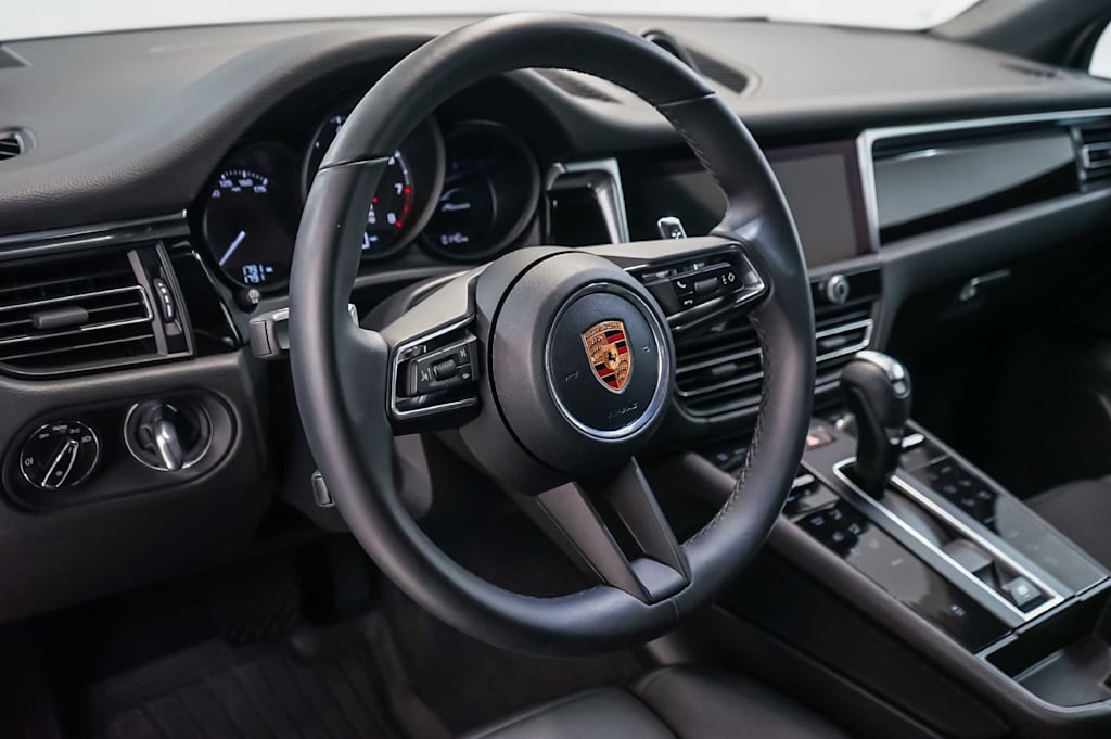 Thumbnail: 2026 Porsche Macan - 2