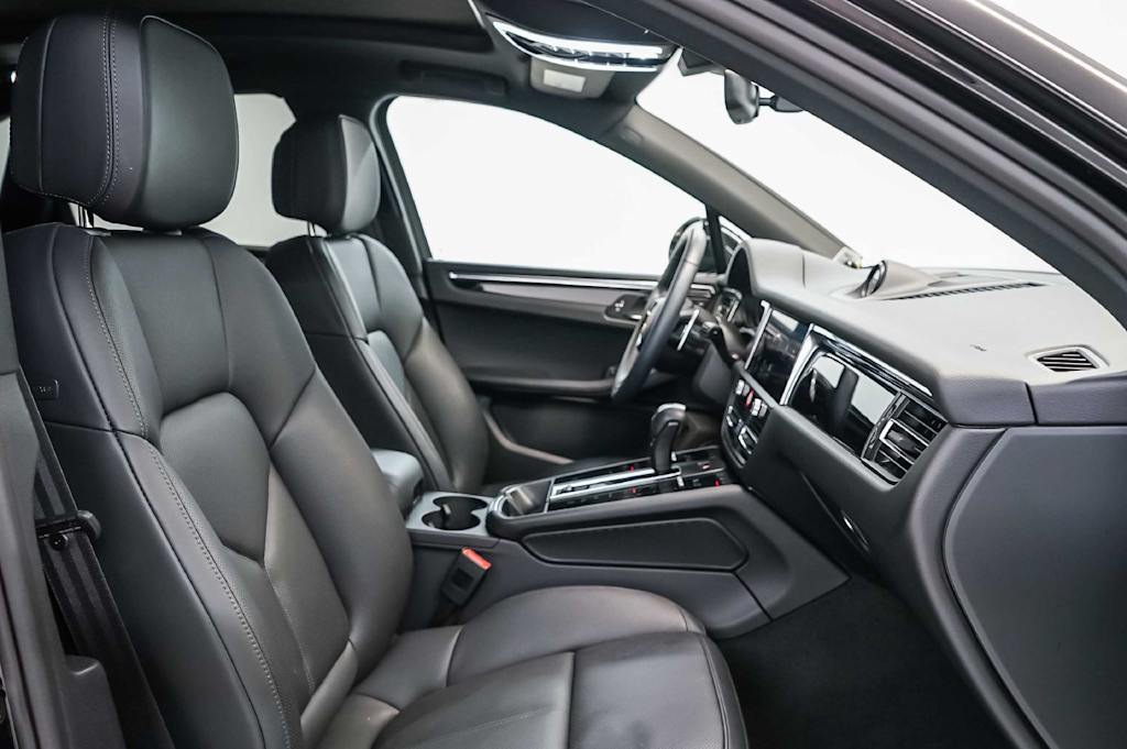 Thumbnail: 2026 Porsche Macan - 12