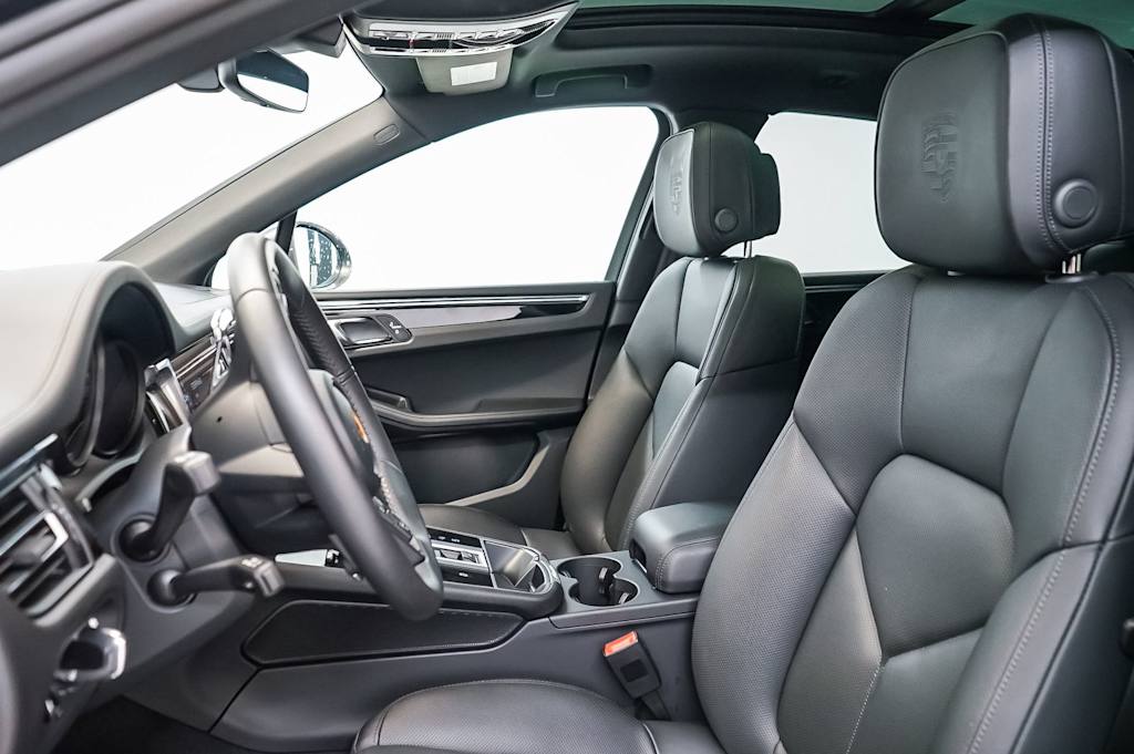 Thumbnail: 2026 Porsche Macan - 28