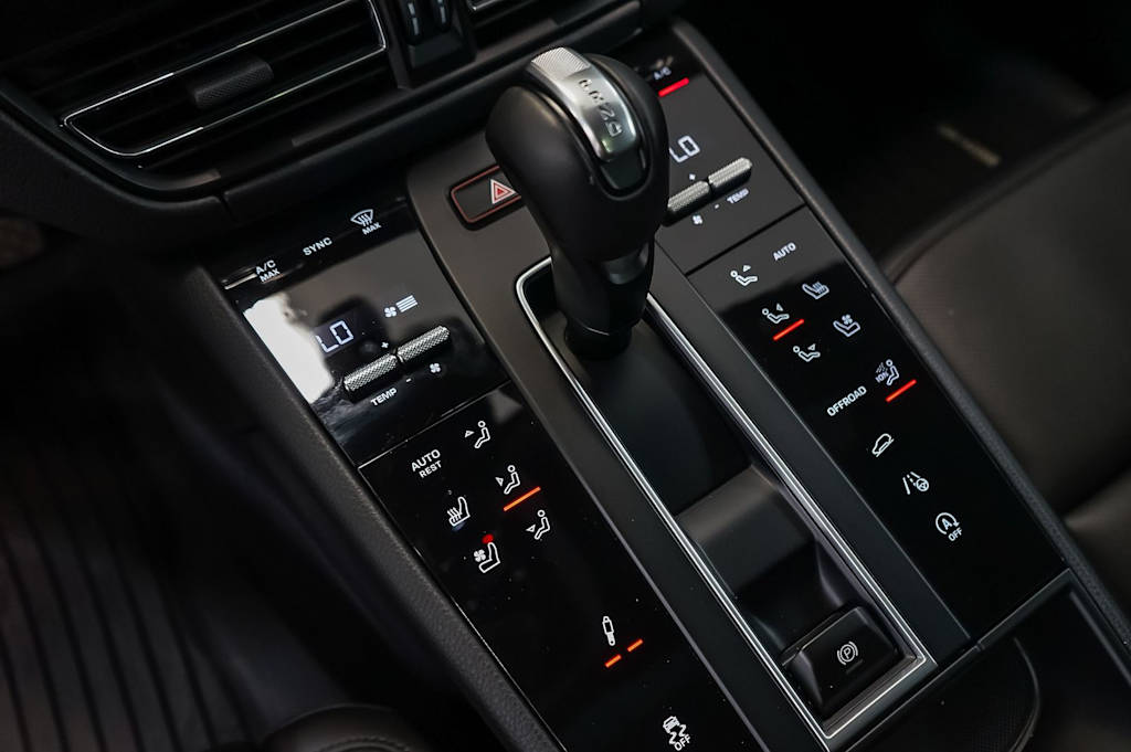 Thumbnail: 2026 Porsche Macan - 16