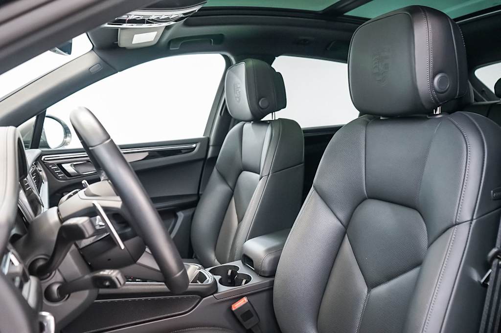 Thumbnail: 2026 Porsche Macan - 10