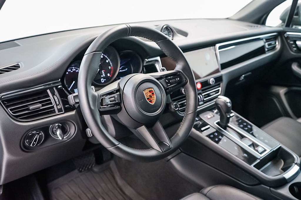 Thumbnail: 2026 Porsche Macan - 2