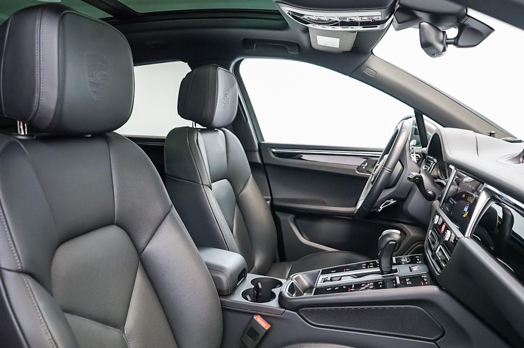 Thumbnail: 2026 Porsche Macan - 11