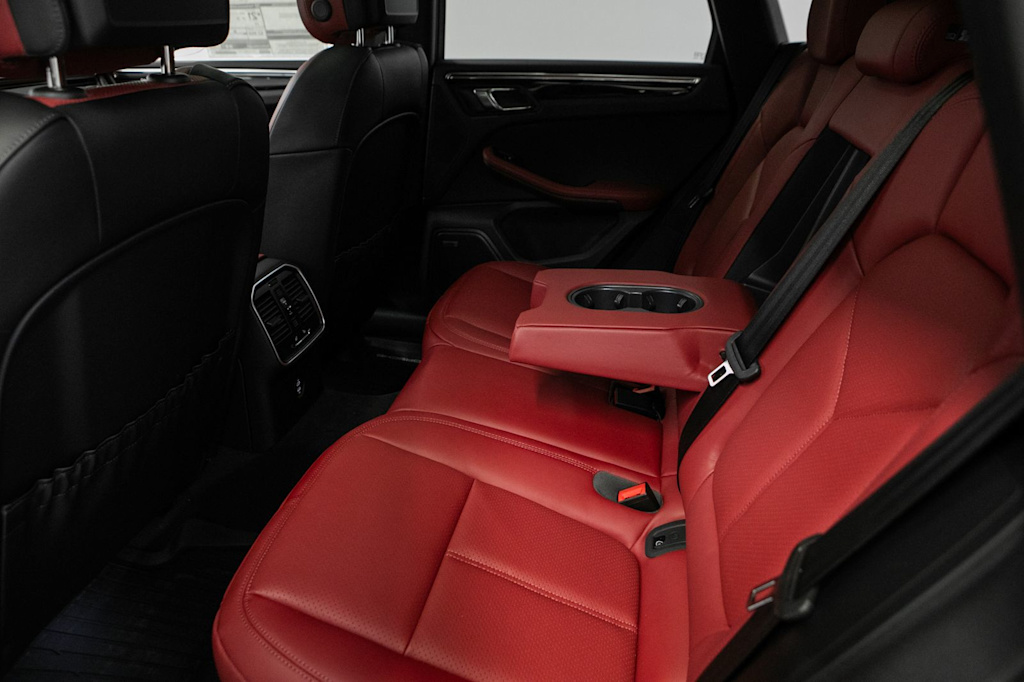 Thumbnail: 2026 Porsche Macan - 32
