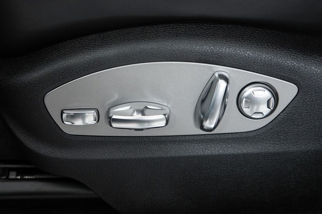 Thumbnail: 2026 Porsche Macan - 25